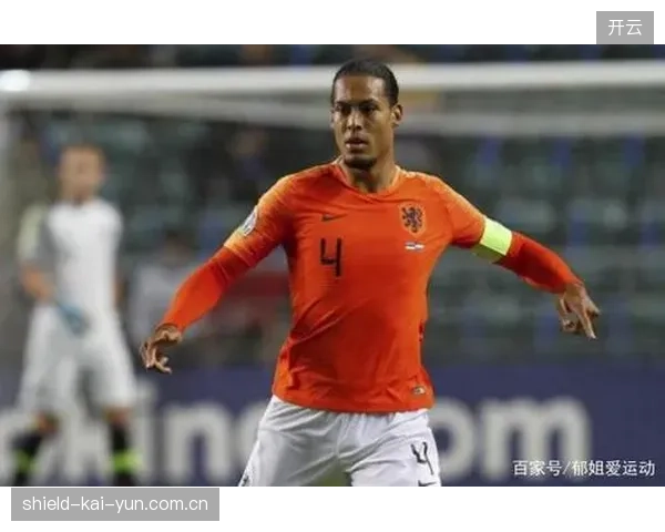 荷兰队边路进攻体系成熟,其高质量传中或将精确打击南非队老化的边路防区。 荷兰队边路进攻体系成熟,其高质量传中或将精确打击南非队老化的边路防区。